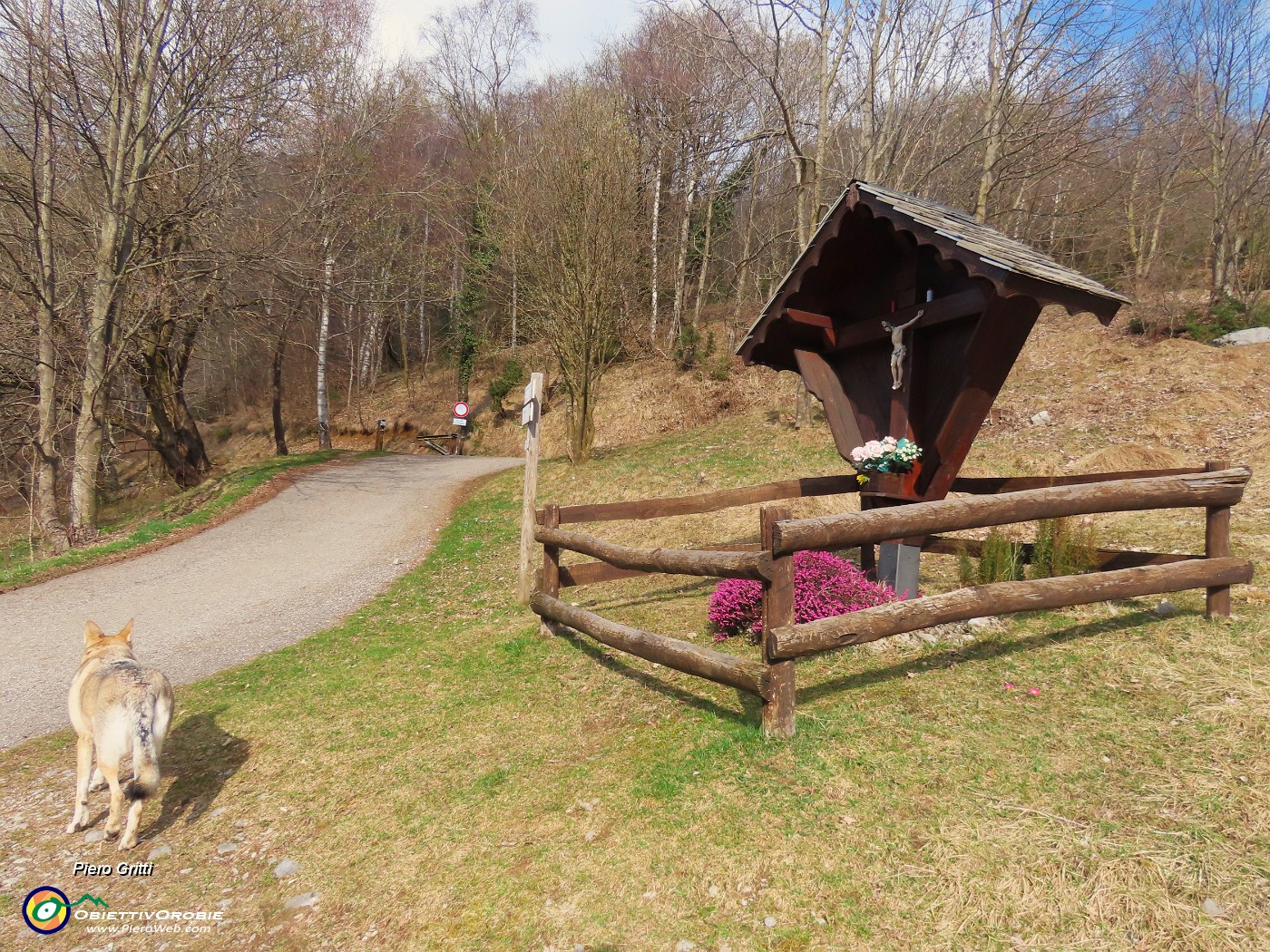72 Al Crocefisso chiudiamo il bell'anello.JPG